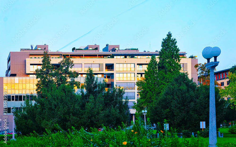 Obraz premium Sunset at Modern residential apartment house in Maribor reflex