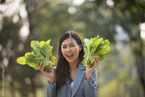 Business women and vegetabl...
