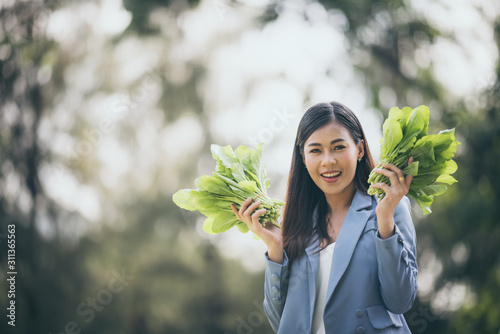 Business women and vegetabl...