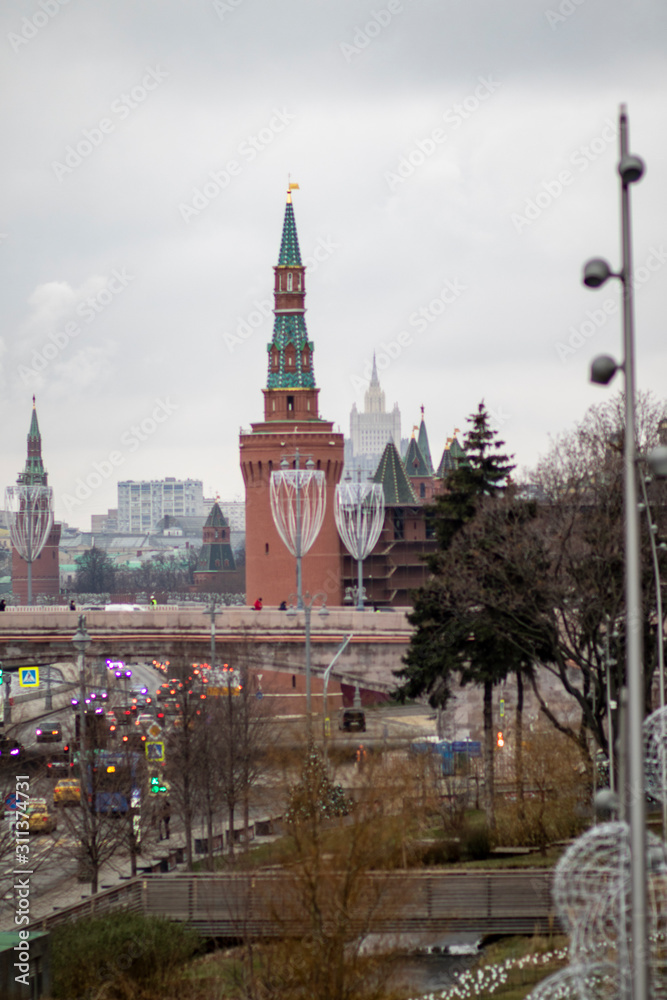 Fototapeta premium Moscow. Crystal glasses on the background of the corner arsenal tower