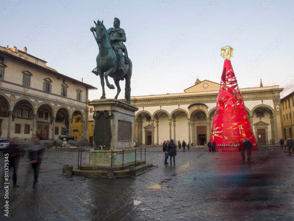 Italia, Firenze, Piazza SS Annunziata, albero diNatale e statua equestre di Ferdinando I dei Medici.