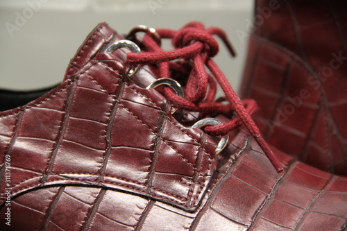 Chaussure en cuir de crocodile rouge
