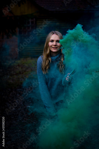 Fotoshooting mit Smokebombs - Rauchbomben mit einer jungen hübschen Frau - Model
