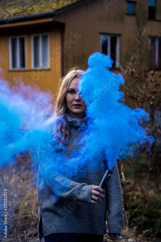 Fotoshooting mit Smokebombs - Rauchbomben mit einer jungen hübschen Frau - Model photo