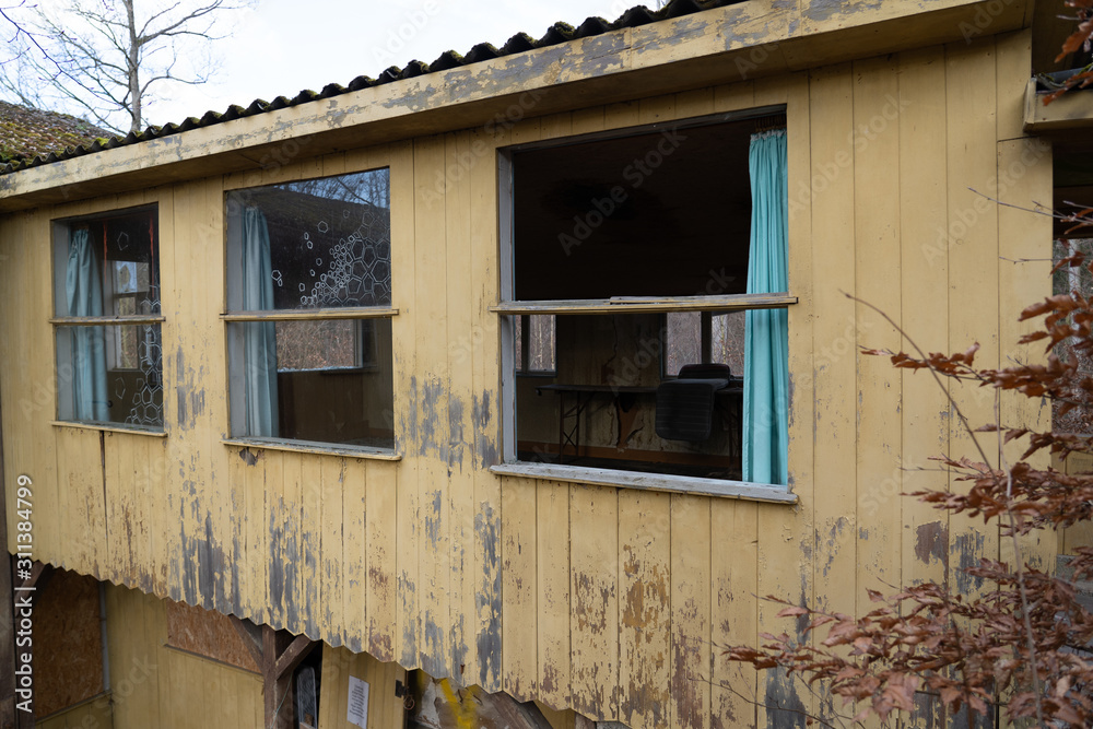 Lost Place - Stuttgart - kaputtes Gebäude an einem verlassenen Ort mit kaputten Fenstern
