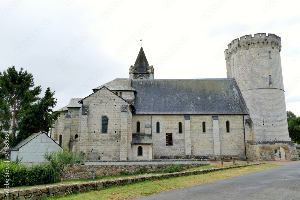Donjon de l’ancien château fort et église Saint-Aubin à Trêves