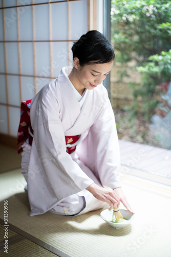 お茶を点てる女性