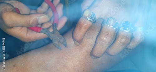 Fotografia the scene of mbah shaman treating patients affected by black magic on a patient'
