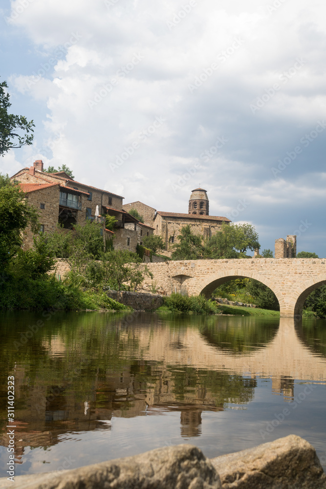 pont et abbaye de Lavaudieu, Auvergne (France)