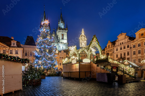 Der zentrale Platz in der Altstadt von Prag mit Weihnachtsmarkt und Weihnachtsbaum ohne Menschen, Tschechien