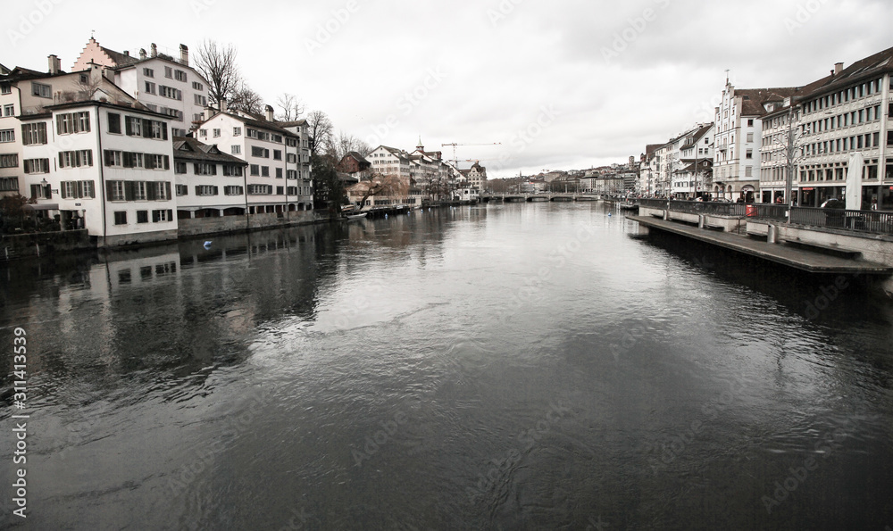 Winter in Zürich; Altstadt an der Limmat