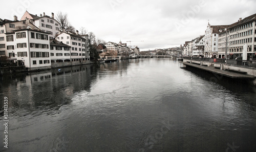 Winter in Zürich  Altstadt an der Limmat © holger.l.berlin