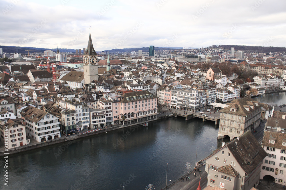 Winter in Zürich; Blick über die Limmat mit St. Peter und Rathaus