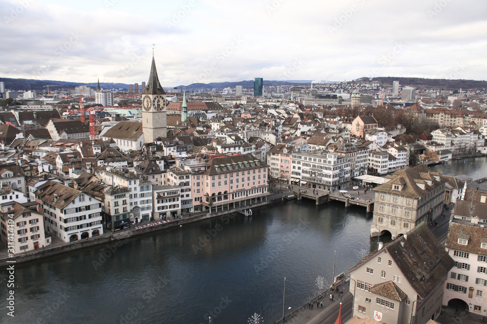 Winter in Zürich; Blick über die Limmat mit St. Peter und Rathaus Winter in Zürich; Blick über die Limmat mit St. Peter und Rathaus