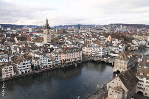 Winter in Zürich  Blick über die Limmat mit St. Peter und Rathaus © holger.l.berlin