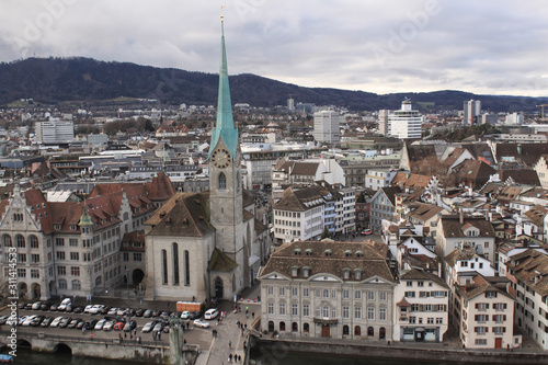 Winter in Zürich; Fraumünster und Münsterhof an der Limmat