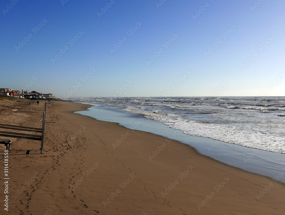 immagine solitaria del mare in inverno in una giornata limpida immagine solitaria del mare in inverno in una giornata limpida