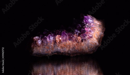 Amethyst auf schwarzem Hintergrund