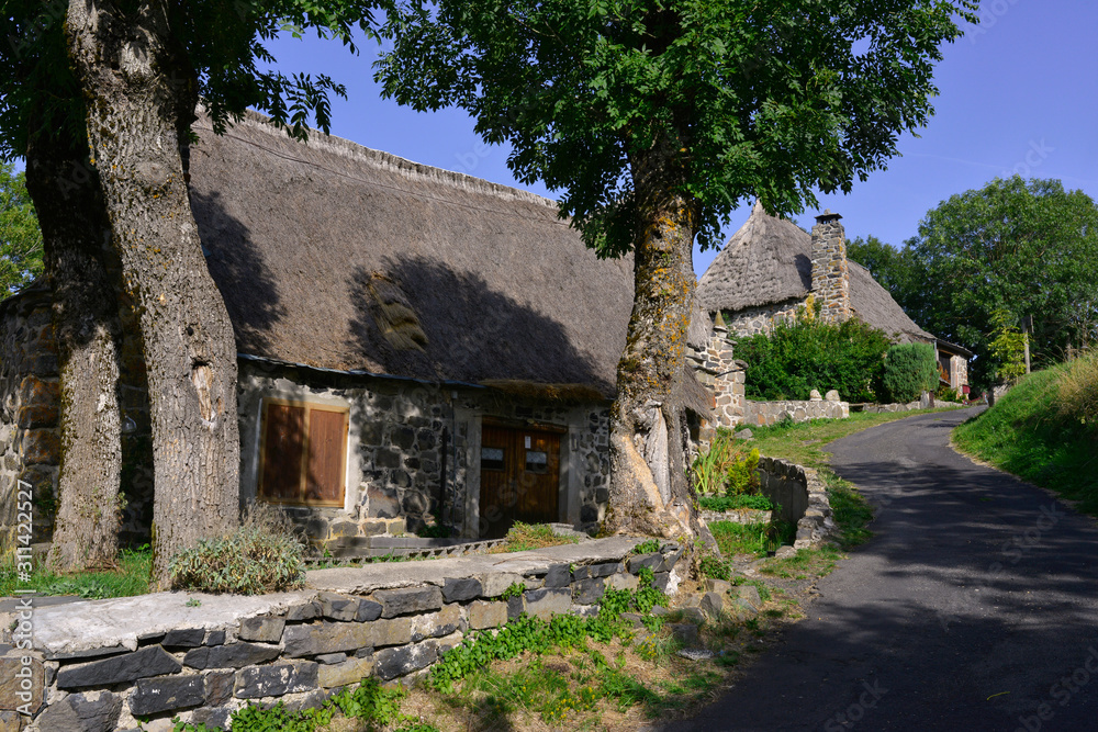 Maisons de pierres et chaume de Bigorre-Les Maziaux (43550 Saint-Front), département de la Haute-Loire en région Auvergne-Rhône-Alpes, France