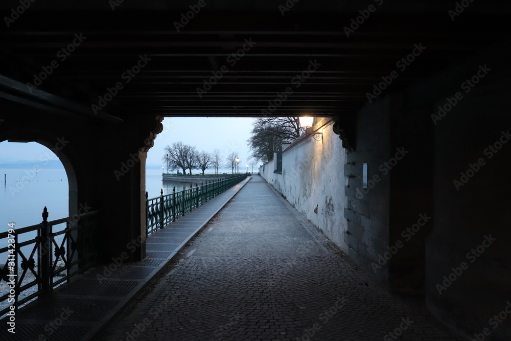 Tunneldurchgang am Bodensee unter einer Brücke 