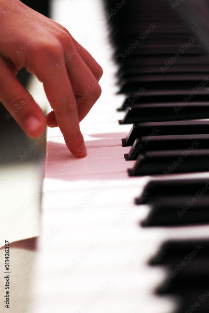 Obraz premium hands playing piano