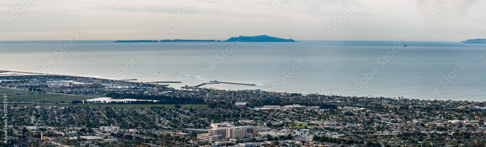 Obraz premium Overlooking view of the City of Ventura with a clear vista all the way out to Anacapa Island.