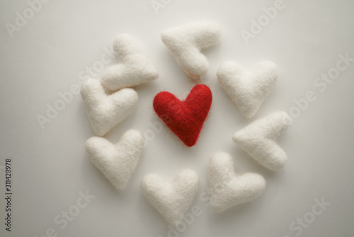 Slika na platnu One red heart is surrounded by white hearts