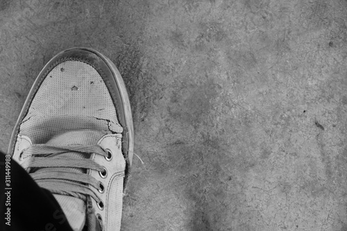 Textura de piso con detalle de zapato viejo y con detalle en blanco y negro