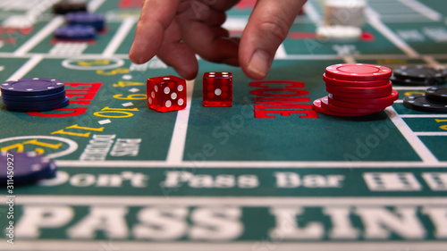 Φωτογραφία Rolling the dice on the casino craps table