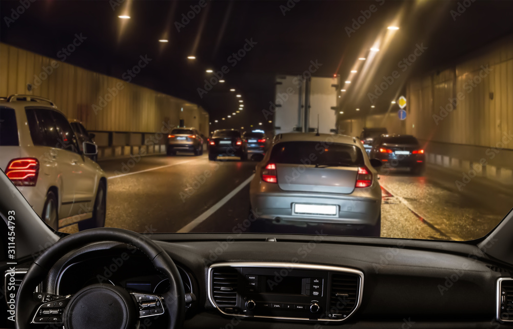 Fototapeta Widok z samochodu przez przednią szybę ruchu w tunelu