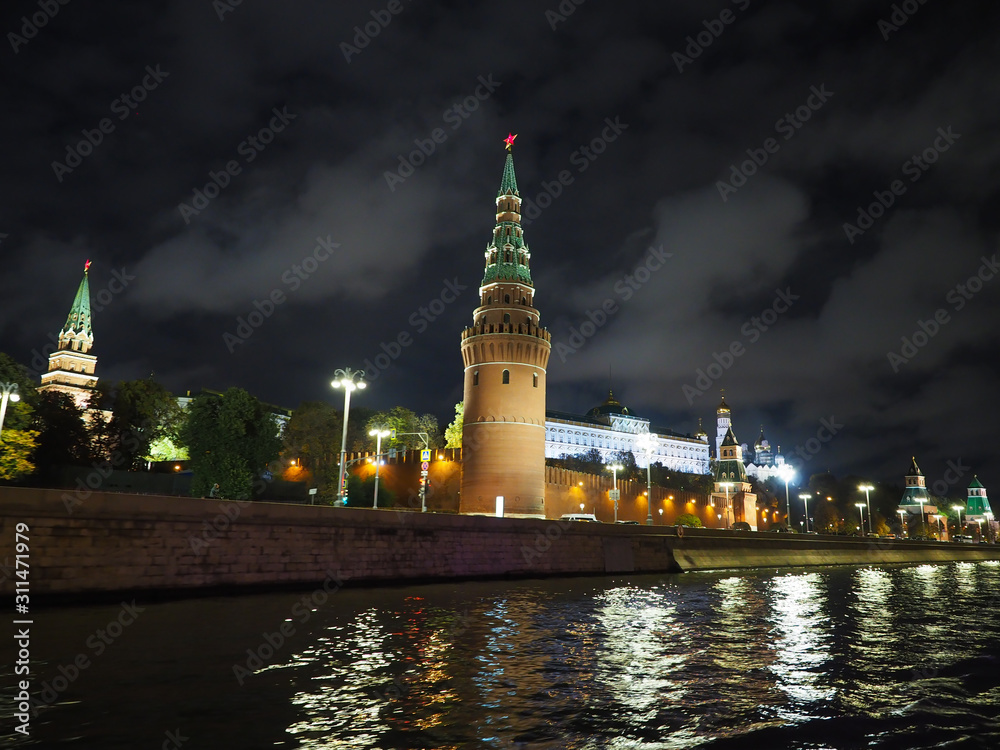 Fototapeta premium Mosco at night with the buildings in the park
