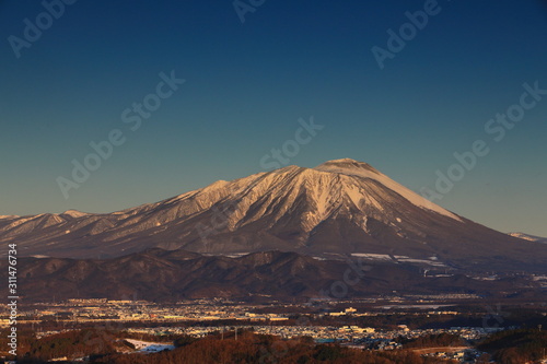 朝焼けの岩手山と盛岡市街地