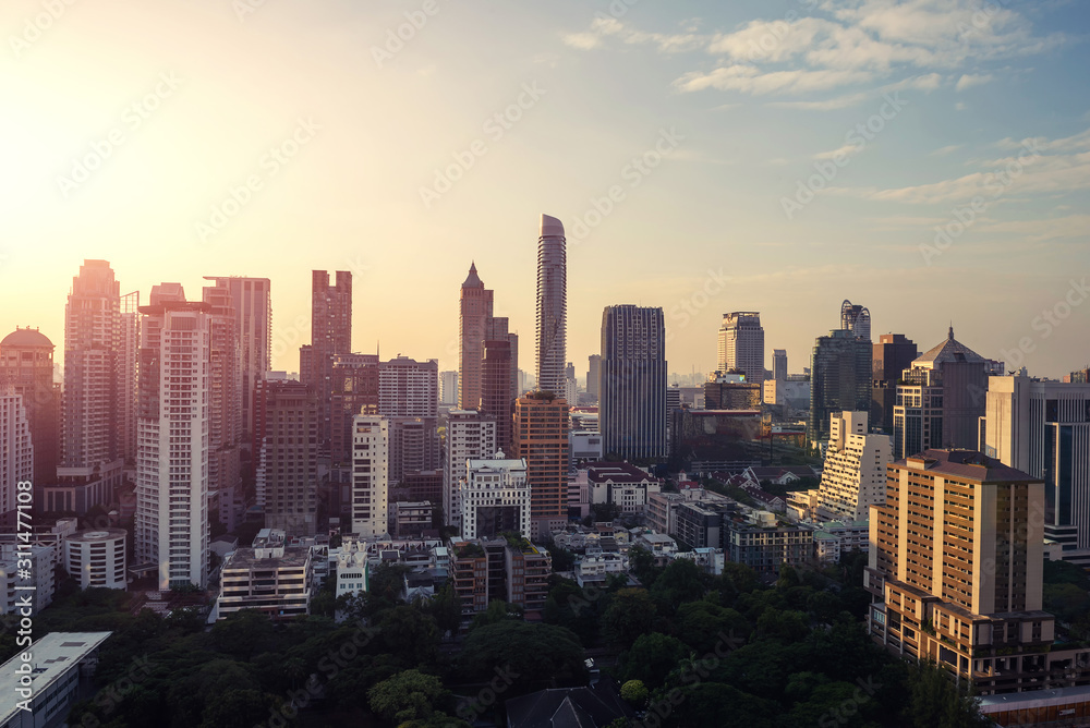 Fototapeta premium sunset rooftop view skyline panoramic twilight, office buildings, living, condominium in bangkok city skyline top view Downtown and business office bank financial in capital city of thailand asian 