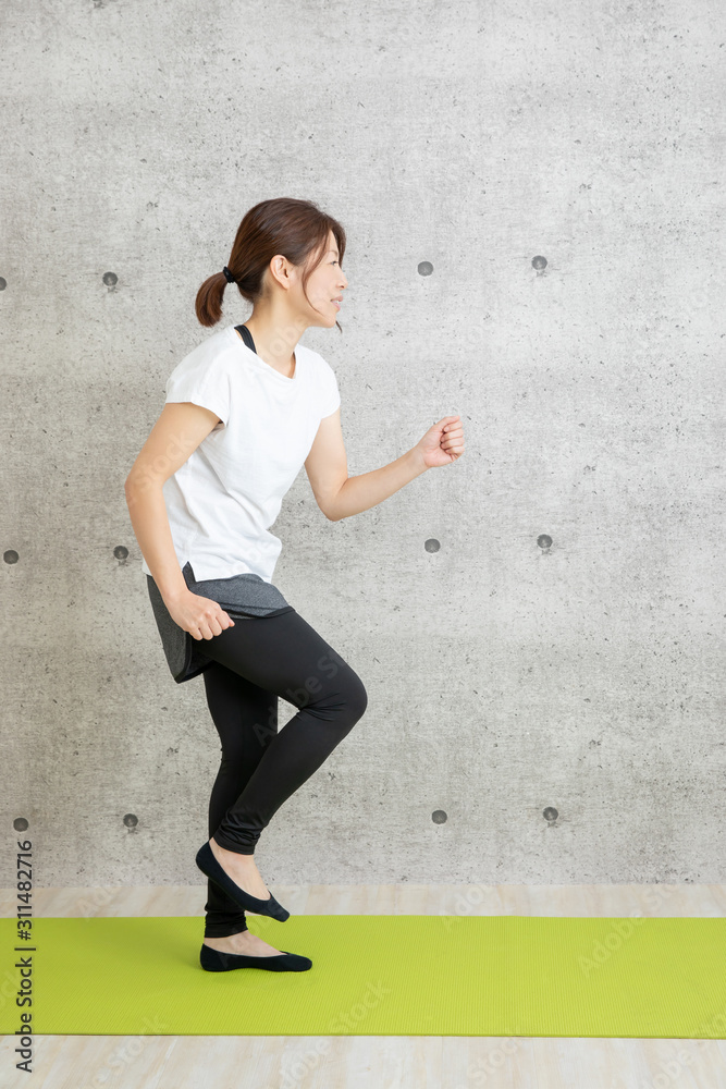 トレーニングする女性