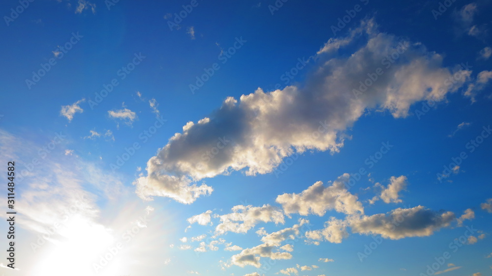 青空と雲と太陽の背景素材 青空と雲と太陽の背景素材