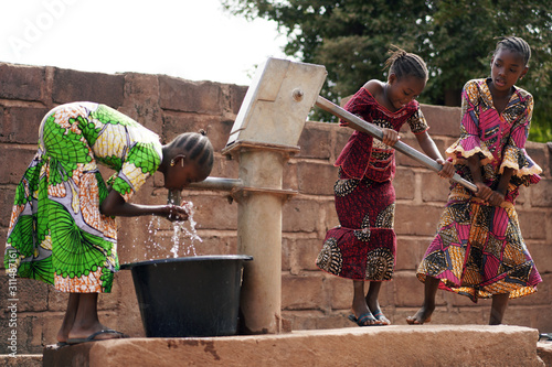 Canvas-taulu African Children At A Public Borehole Fetching Water For Their Families