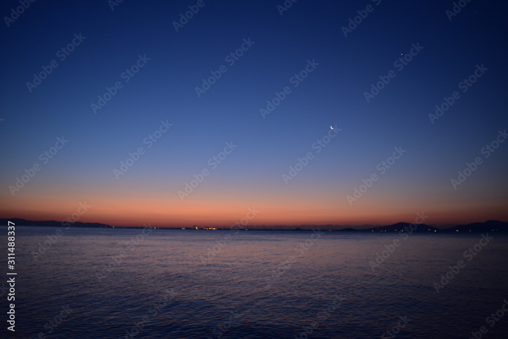 Fototapeta premium 夜明け前の青い空