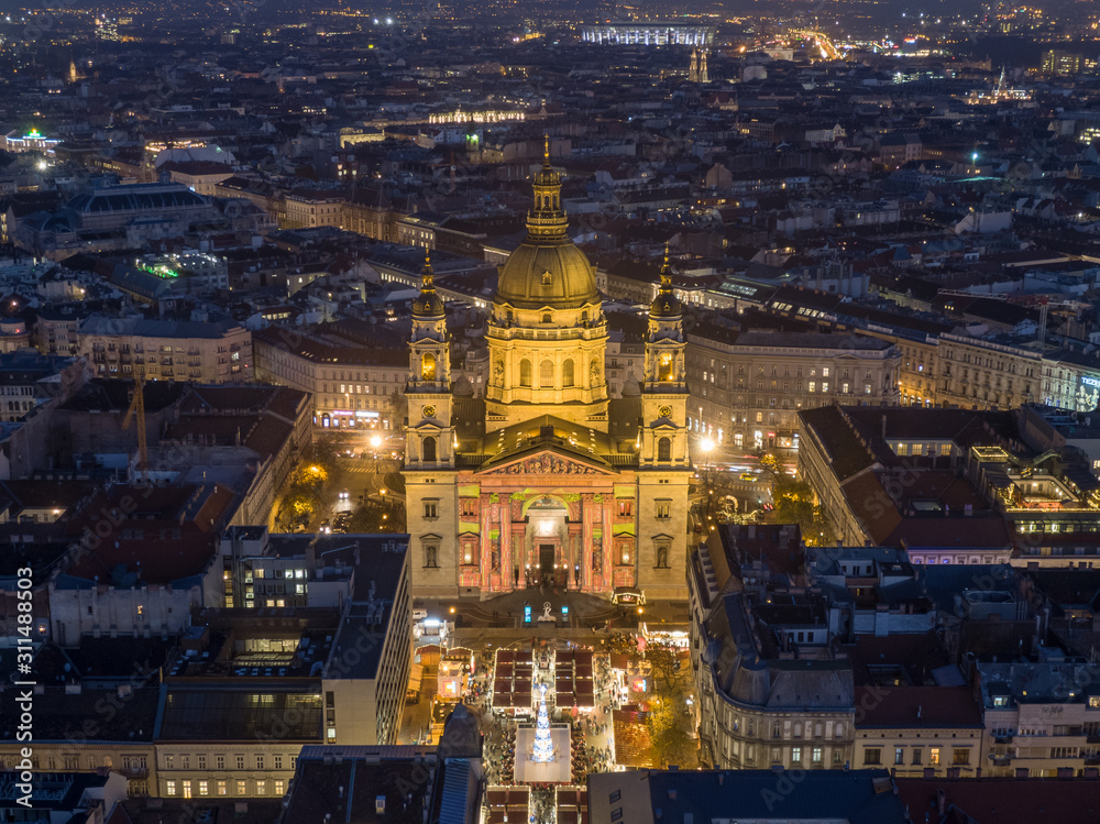 Fototapeta premium St. Stephen's Basilica in Budapest Hungary at night