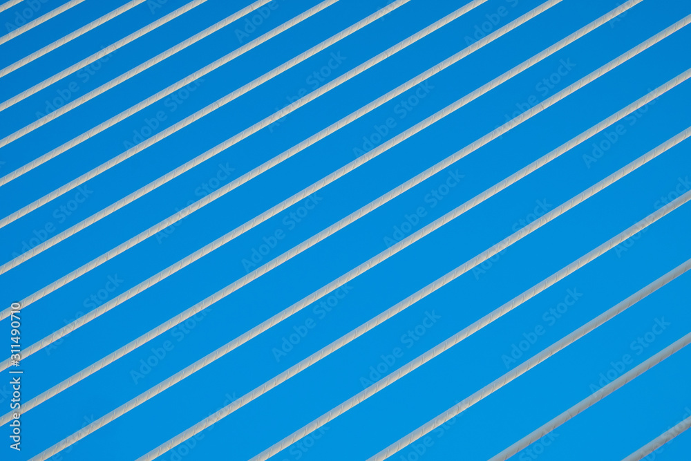 Linee geometriche bianche e oblique su sfondo blue Linee geometriche bianche e oblique su sfondo blue