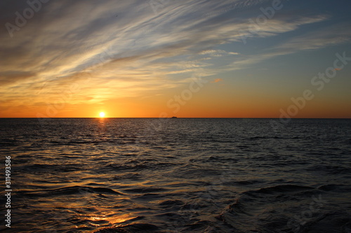 Sunrise sea water clouds © Manuel