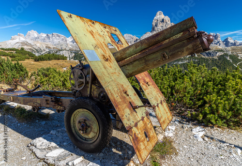 Geschütz aus dem Ersten Weltkrieg auf dem Monte Piana, Dolomiten photo