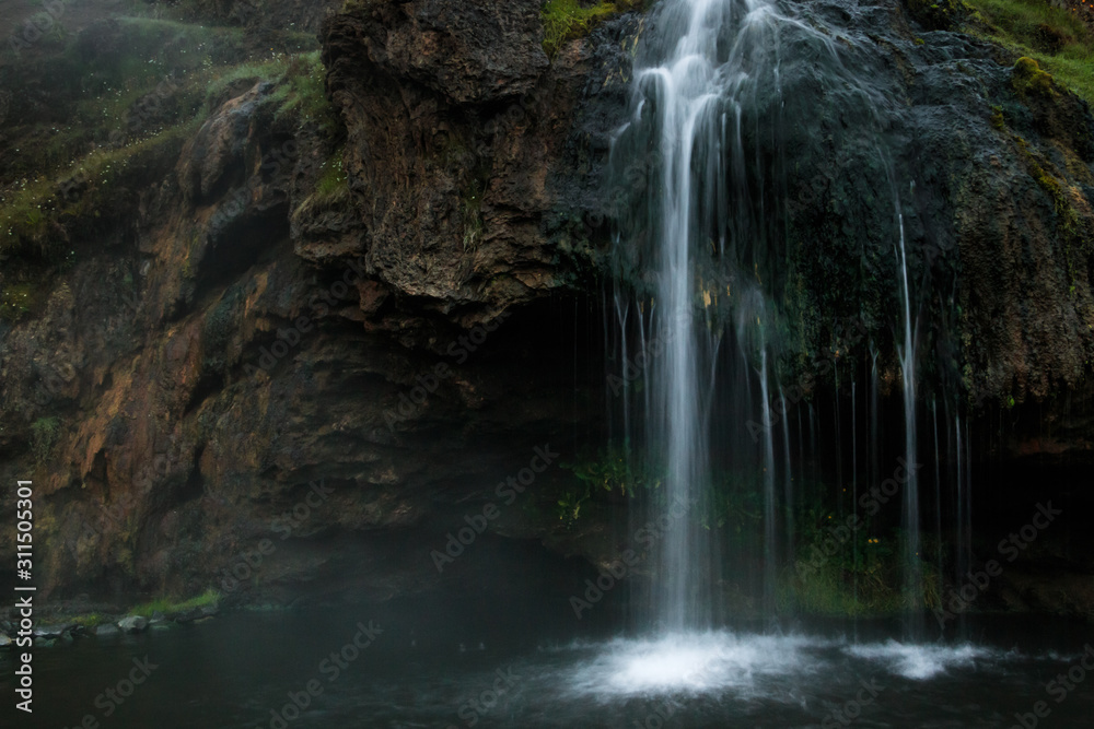 Wilder Wasserfall in den Bergen Wilder Wasserfall in den Bergen
