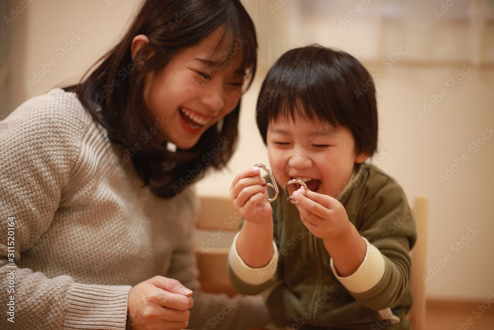 知恵の輪が外れ喜ぶ親子 知恵の輪が外れ喜ぶ親子