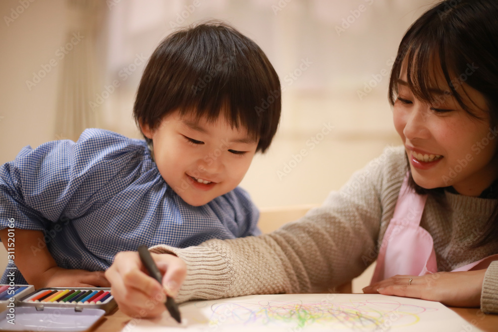 お絵描きする男の子と保育士イメージ お絵描きする男の子と保育士イメージ