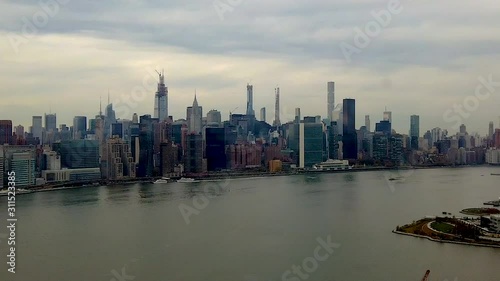 Wallpaper Mural Epic Motionlapse (timelapse) of NYC panning from Brooklyn over East River to Manhattan Skyline. Empire State, chrysler building, United Nations, Sunrise to sunset, with clouds and boats. Torontodigital.ca