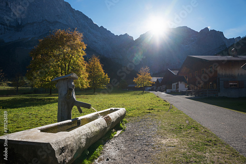 Εκτύπωση καμβά Holzbrunnen im Almdorf Eng, Abendsonne im Karwendelgebirge