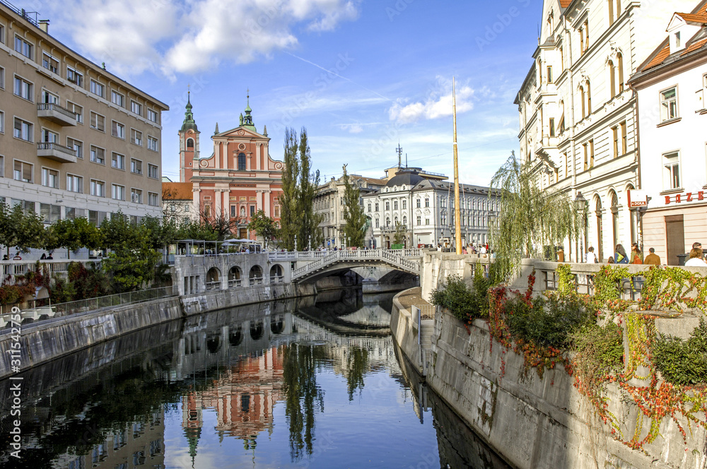 Naklejka premium Ljubljana, Fluss Ljubljanica, Franziskanerkirche, Slowenien, Lai