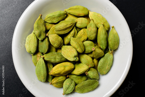 Cuadro en lienzo close up of cardamom on dark background, top view