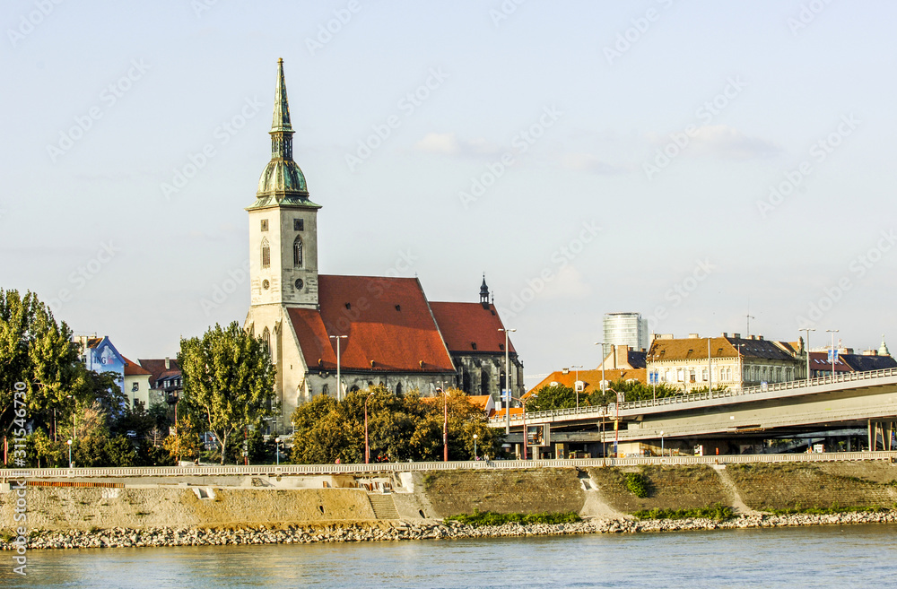 Bratislava, Brücke Novi Most, Krönungskirche, Slowakische Repu
