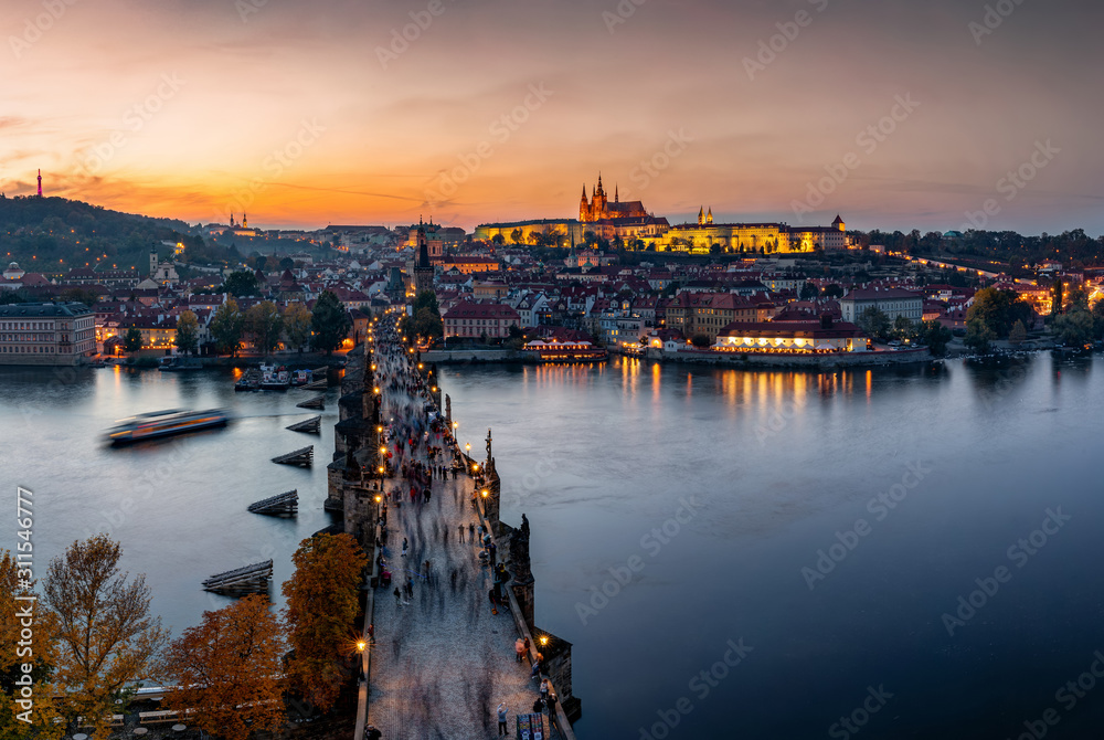 Blick über die Karlsbrücke in Prag, Tschechiche Republik, auf die Altstadt und das darüberliegende Schloß am Abend mit Lichtern